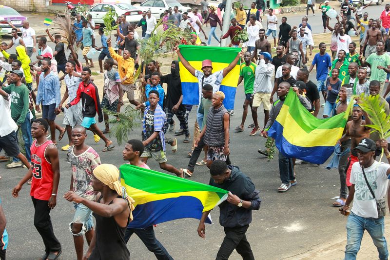 &copy; Reuters. Des personnes manifestant leur soutien aux putschistes dans les rues de Libreville, au Gabon. /Photo prise le 30 août 2023/REUTERS/Scott Ngokila 