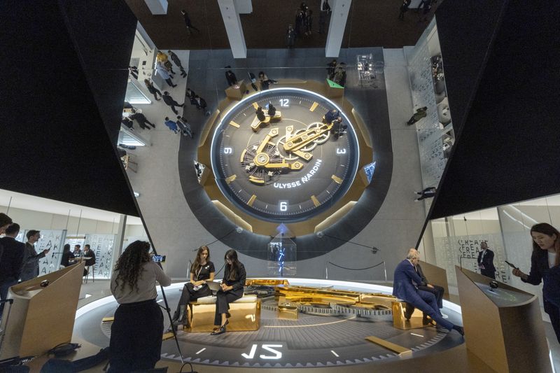 &copy; Reuters. スイス経済省経済事務局（ＳＥＣＯ）が４日発表した第２・四半期の国内総生産（ＧＤＰ）は前期比横ばいだった。ジュネーブで開かれた時計フェアで３月撮影。（2023年　ロイター/Denis Bali