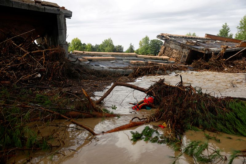 © Reuters. Un membre de l'équipe de secours de la Garde civile espagnole mène des recherches près d'un pont qui s'est partiellement effondré suite à de fortes pluies à Aldea del Fresno, en Espagne. /Photo prise le 4 septembre 2023/REUTERS/Susana Vera