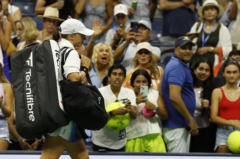 &copy; Reuters. Iga Swiatek deixa a quadra após ser eliminada do US Open por Jelena Ostapenko
03/09/2023 Geoff Burke-USA TODAY Sports