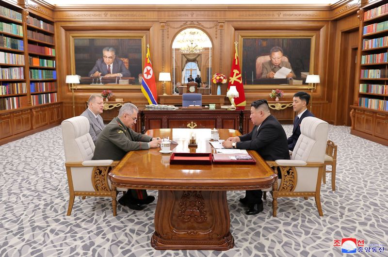 &copy; Reuters. زعيم كوريا الشمالية كيم جونج أون ووزير الدفاع الروسي سيرجي شويجو خلال اجتماع في بيونج يانج في صورة نشرتها وكالة الأنباء المركزية الكورية ال