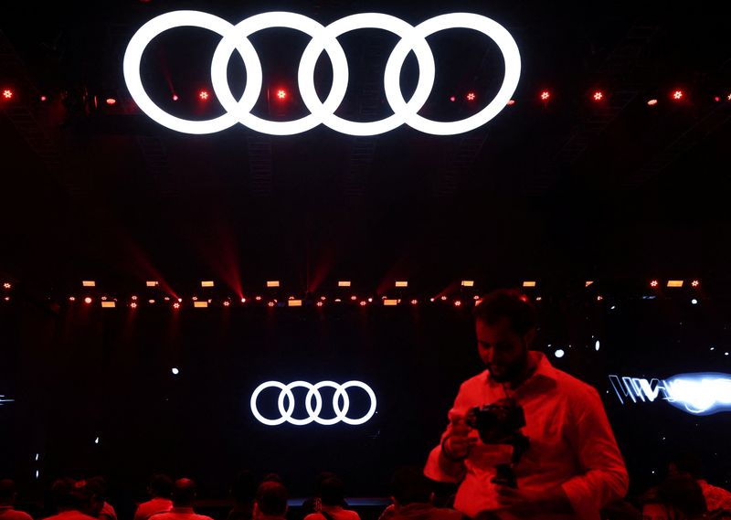 &copy; Reuters. A man walks past a logo of German automobile manufacturer Audi ahead of the launch of the Audi Q8 e-tron and the Audi Q8 Sportback e-tron electric sport utility vehicle (SUV) in Mumbai, India, August 18, 2023. REUTERS/Francis Mascarenhas/File photo