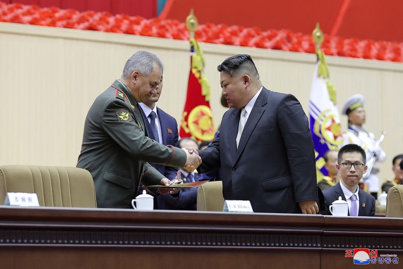 &copy; Reuters. Ministro russo Sergei Shoigu cumprimenta o líder norte-coreano Kim Jong Un 
 28/7/2023   KCNA via REUTERS