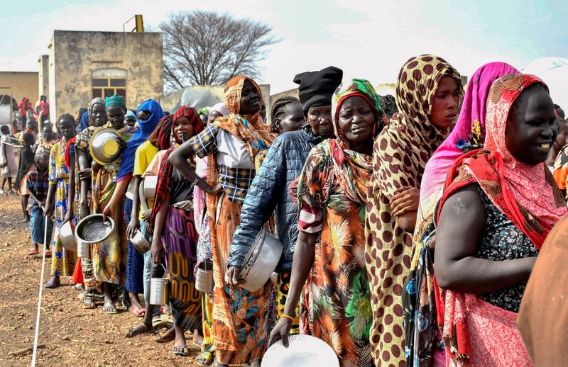 &copy; Reuters. Mulheres que fugiram da guerra no Sudão fazem fila para receber comida fornecida pelo Alto Comissariado das Nações Unidas para Refugiados (Acnur) em Renk, no Sudão do Sul
01/05/2023 REUTERS/Jok Solomun