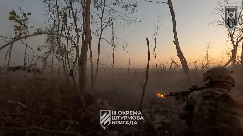 &copy; Reuters. FILE PHOTO: A Ukrainian soldier shoots from his position, amid Russia's attack on Ukraine, in a location given as near Bakhmut, Donetsk Region, Ukraine, in this screengrab obtained from a video released September 2, 2023. 3rd Assault Brigade/Ukrainian Arm