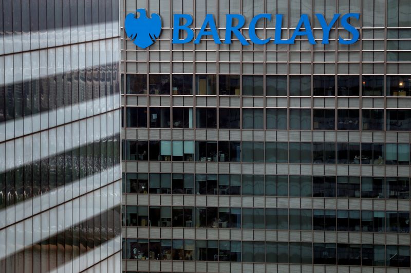 &copy; Reuters. Un edificio della Barclays Bank a Canary Wharf a Londra, Grran Bretagna, 17 maggio, 2017. REUTERS/Stefan Wermuth/File Photo