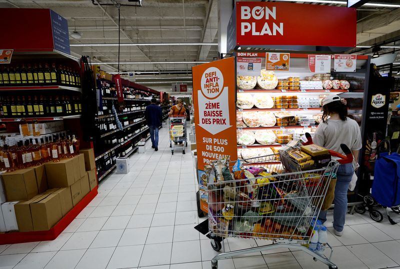 &copy; Reuters. FILE PHOTO: A sign reading "Anti-inflation challenge, second price cut" is seen near shelves at a supermarket in Nice, France, June 15, 2023.   REUTERS/Eric Gaillard/File Photo