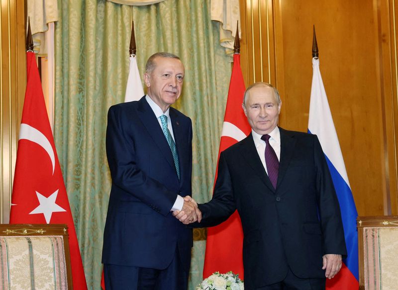 &copy; Reuters. الرئيس الروسي فلاديمير بوتين يصافح نظيره التركي رجب طيب أردوغان خلال اجتماعهما في منتجع سوتشي يوم الاثنين . صورة لرويترز . يحظر إعادة بيع ال