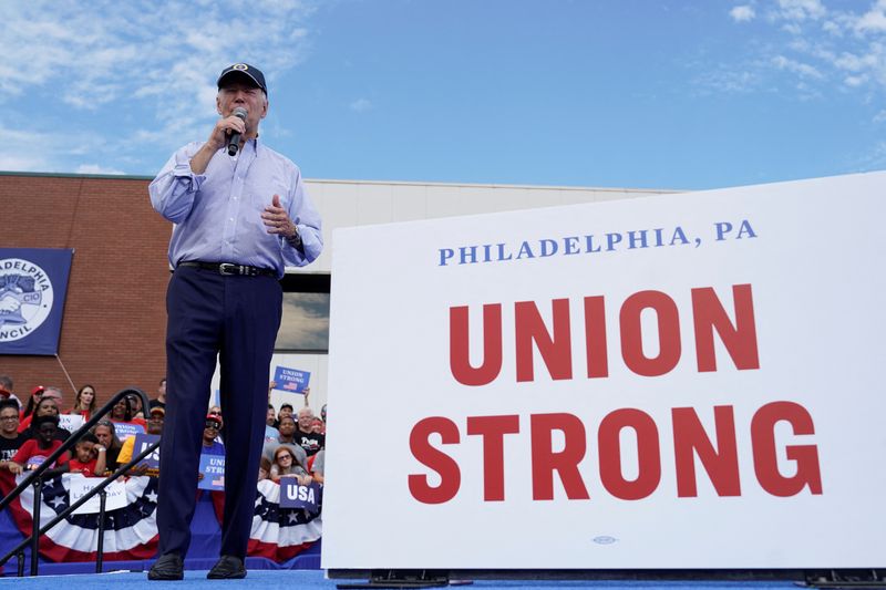 © Reuters. U.S. President Joe Biden delivers remarks celebrating Labor Day and honoring America’s workers and unions at the Annual Tri-State Labor Day Parade at Sheet Metal Workers' Local Union 19, in Philadelphia, Pennsylvania, U.S., September 4, 2023.   REUTERS/Joshua Roberts
