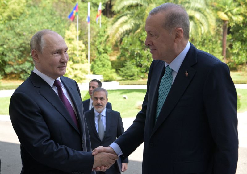 &copy; Reuters. ロシアのプーチン大統領とトルコのエルドアン大統領が４日、ロシアのリゾート地ソチで首脳会談を行った。（２０２３年　ロイター/Sputnik/Alexei Nikolskyi/Kremlin via REUTERS）