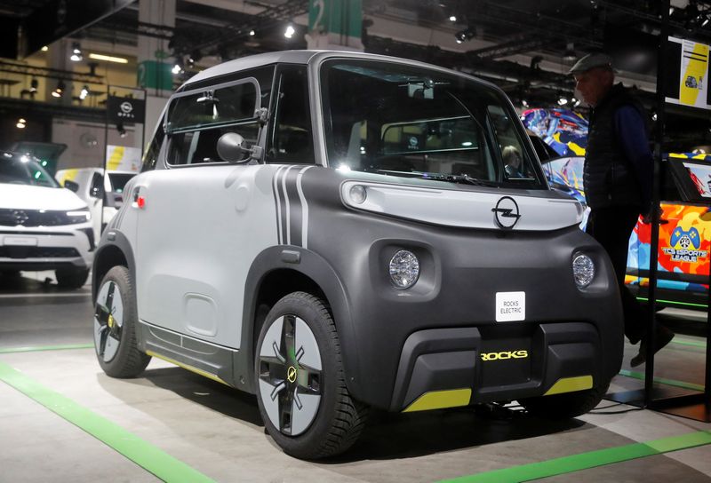 &copy; Reuters. FOTO DE ARCHIVO-Un automóvil eléctrico Opel Rocks-Electric en el Salón del Automóvil de Zúrich 2022 en Zúrich, Suiza. 10 de noviembre de 2022. REUTERS/Arnd Wiegmann