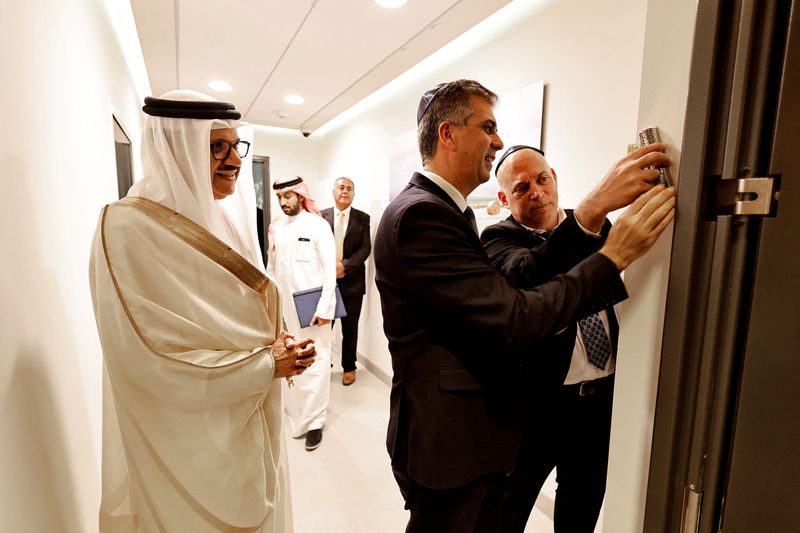 © Reuters. وزير الخارجية الإسرائيلي إيلي كوهين ووزير الخارجية البحريني عبد اللطيف بن راشد الزياني خلال افتتاح السفارة الإسرائيلية في المنامة يوم الاثنين. تصوير: حمد محمد-رويترز.