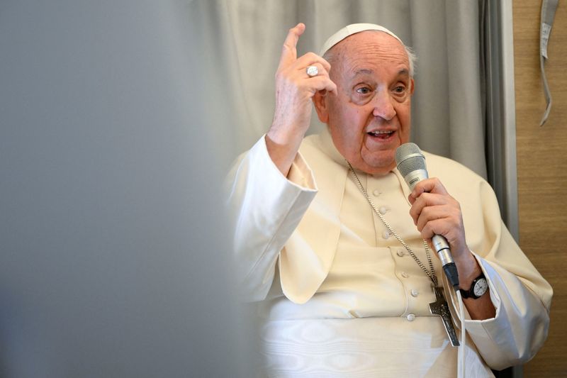 © Reuters. Papa Francisco dá entrevista coletiva a bordo do avião papal retornando da Mongólia
04/09/2023
Vatican Media/­Handout via REUTERS   