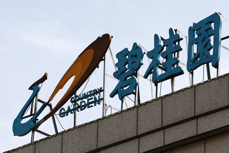 &copy; Reuters. شعار شركة (كانتري جاردن) الصينية للتطوير العقاري فوق سطح أحد المباني بمدينة تيانجين في الصين يوم 18 أغسطس آب 2023 . تصوير  تينغ شو وانغ - رويترز .  