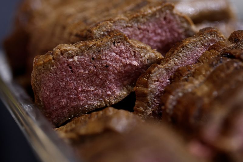 &copy; Reuters. 　９月４日、フランスは、植物由来の原料を使用した「プラントベース食品」について、「ステーキ」など肉を想起させる名称の使用を規制する案を公表した。写真は３Ｄプリンターで作ら