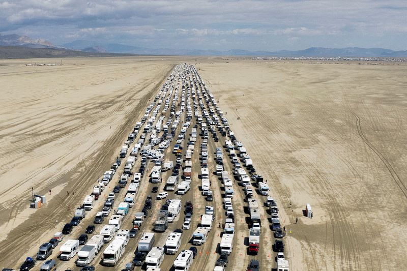 © Reuters. Vehicles are seen departing the Burning Man festival in Black Rock City, Nevada, U.S., September 4, 2023. REUTERS/Matt Mills McKnight