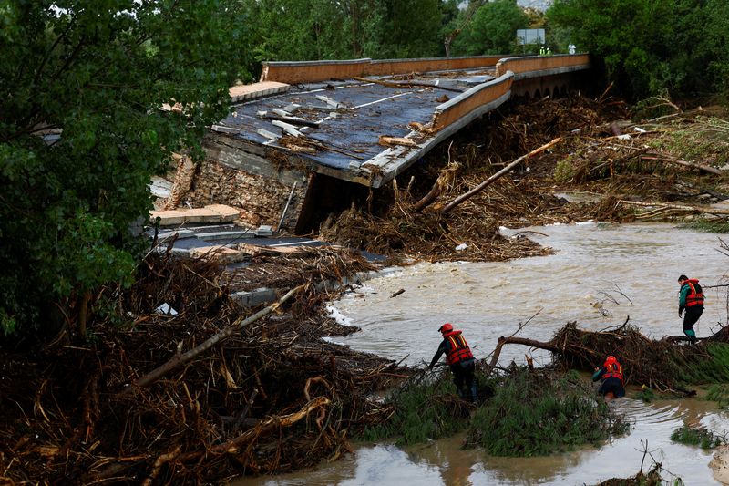 &copy; Reuters.  ９月４日、  スペイン中部で記録的豪雨による洪水が発生し、少なくとも３人が死亡、３人が行方不明となっている。写真はアルデアデルフレスノの橋崩落現場付近で行方不明者を探す救助