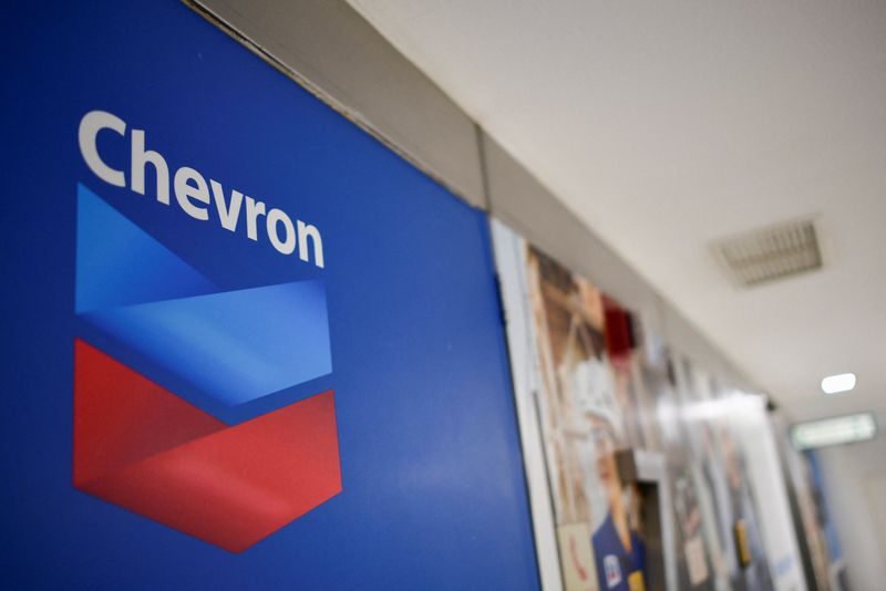 © Reuters. The Chevron offices are pictured after the U.S. government granted a six-month license allowing Chevron to boost oil output in U.S.-sanctioned Venezuela, in Caracas, Venezuela, December 2, 2022. REUTERS/Gaby Oraa