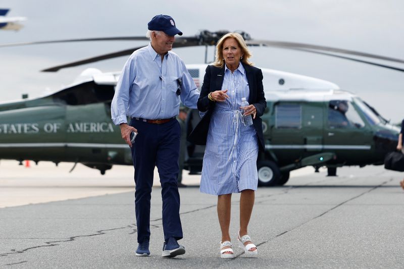 &copy; Reuters. U.S. President Joe Biden and first lady Jill Biden walk to board Air Force One as they depart after touring Florida Hurricane Idalia storm destruction, in Gainesville, Florida, U.S., September 2, 2023.  REUTERS/Evelyn Hockstein/File Photo