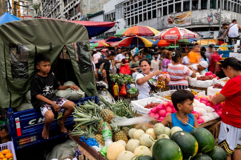 &copy; Reuters. 　９月５日、フィリピン統計局が発表した８月の消費者物価指数（ＣＰＩ）は、前年比伸び率が５．３％となり、エコノミスト予想の４．７％を上回った。写真はフィリピンのマニラで昨年