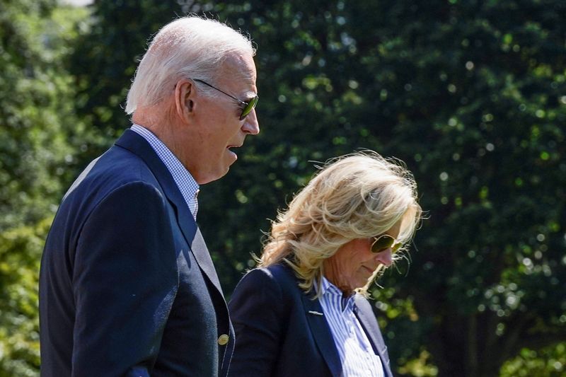© Reuters. U.S. President Joe Biden and first lady Jill Biden walk to Marine One on the South Lawn of the White House in Washington, U.S., September 2, 2023. REUTERS/Ken Cedeno/File Photo
