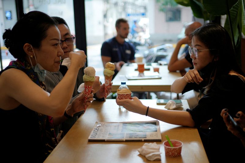 © Reuters. FILE PHOTO: Customers eat ice cream at a Gelato Dal Cuore store in Shanghai, China, September 7, 2022. REUTERS/Aly Song/File Photo
