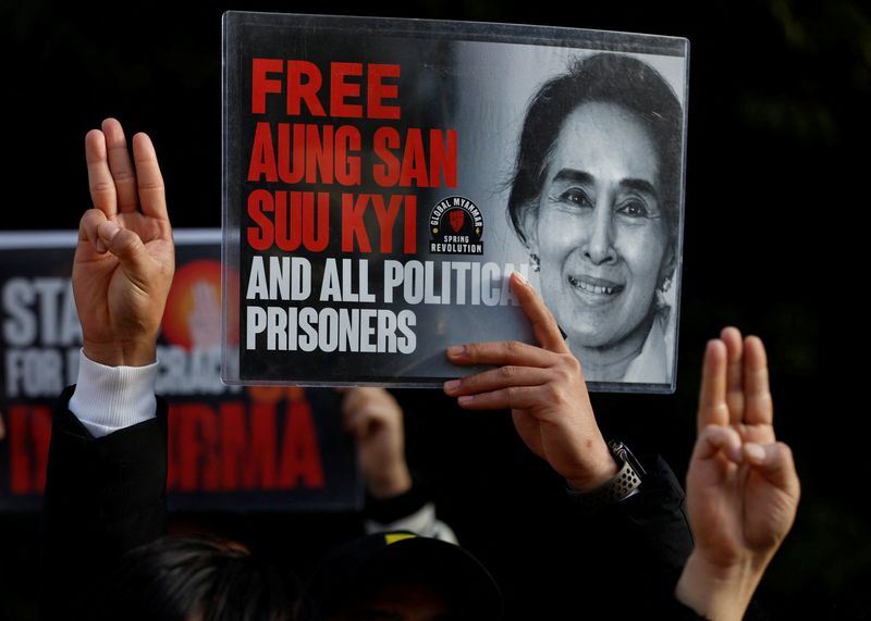 &copy; Reuters. Myanmar protesters residing in Japan show off the portrait of Aung San Suu Kyi and raise three-finger salutes, during a rally to mark the second anniversary of Myanmar's 2021 military coup, outside the Embassy of Myanmar in Tokyo, Japan February 1, 2023. 