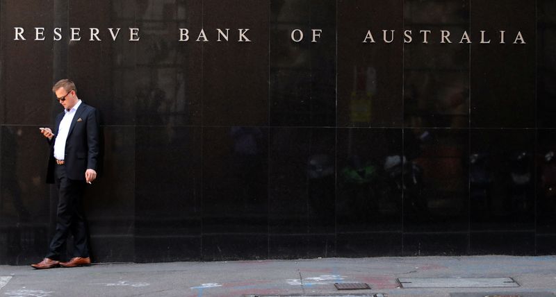 &copy; Reuters. FOTO DE ARCHIVO: Un hombre junto a la sede del Banco de la Reserva de Australia en el centro de Sídney, Australia 6 de febrero de 2018. REUTERS/Daniel Munoz