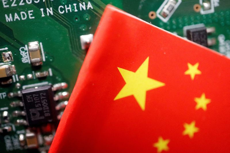 &copy; Reuters. FOTO DE ARCHIVO: Una bandera china se muestra junto a un letrero "Fabricado en China" visto en una placa de circuito impreso con chips semiconductores, en esta imagen de ilustración tomada el 17 de febrero de 2023. REUTERS/Florence Lo/Illustration/File P