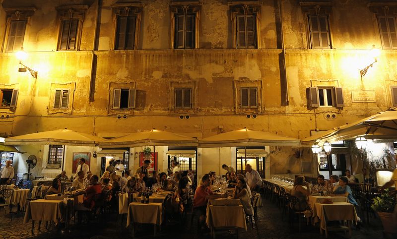 &copy; Reuters. FILE PHOTO: Customers eat dinner at a restaurant in downtown Rome, August 6, 2013. REUTERS/Stefano Rellandini/File Photo