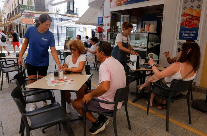© Reuters. Waitresses attend to customers at the terrace of a bar in Ronda, southern Spain, July 27, 2023. REUTERS/Jon Nazca