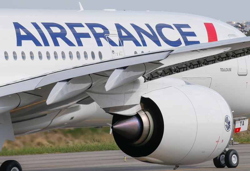 &copy; Reuters. FOTO DE ARCHIVO. El primer Airbus A350 de Air France se prepara para despegar después de una ceremonia en la sede del constructor de aviones en Colomiers, cerca de Toulouse, Francia. 27 de septiembre de 2019. REUTERS/Regis Duvignau