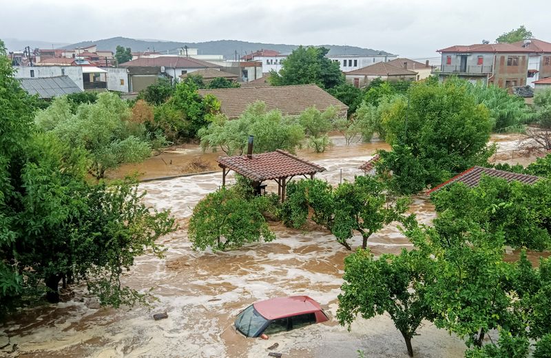 &copy; Reuters. سيارة غمرتها مياه الفيضانات جراء عاصفة دانييل التي اجتاحت مدينة فولوس ومناطق أخرى باليونان يوم الثلاثاء . صورة لرويترز يحظر إعادة بيعها أو 