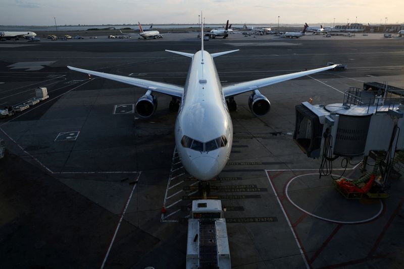 &copy; Reuters. FILE PHOTO: An airplane sits on the tarmac at John F. Kennedy International Airport on the July 4th weekend in Queens, New York City, U.S., July 2, 2022. REUTERS/Andrew Kelly/File Photo