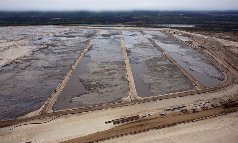 &copy; Reuters. FILE PHOTO: A tailings pond at the Suncor tar sands mining operations near Fort McMurray, Alberta, September 17, 2014. In 1967 Suncor helped pioneer the commercial development of Canada's oil sands, one of the largest petroleum resource basins in the worl