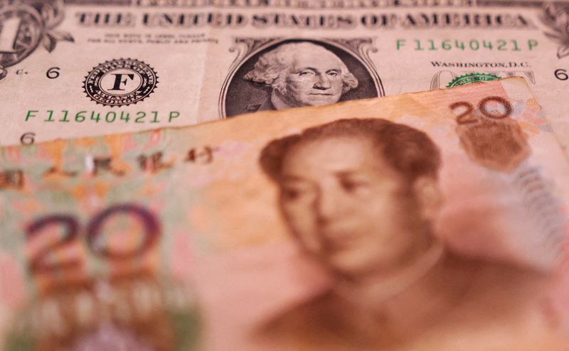 &copy; Reuters. Banconote del dollaro statunitense e dello yuan cinese in questa foto del 30 gennaio 2023. REUTERS/Dado Ruvic/Illustrazione/File Photo