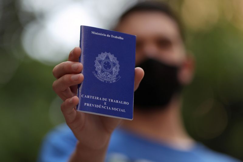 &copy; Reuters. Homem segura carteira de trabalho durante busca por emprego em São Paulo
06/10/2020
REUTERS/Amanda Perobelli