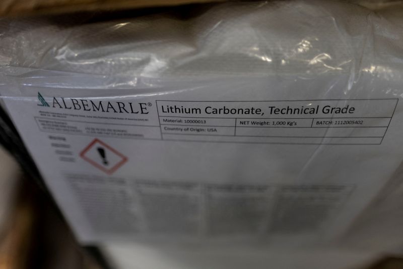 &copy; Reuters. FILE PHOTO: A sacks of lithium carbonate is seen at Albemarle Lithium production facility in Silver Peak, Nevada, U.S. October 6, 2022. REUTERS/Carlos Barria/File Photo