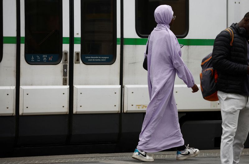 &copy; Reuters. امرأة مسلمة ترتدي العباءة في أحد شوارع نانت بفرنسا يوم 29 أغسطس آب 2023. نصوير: ستيفان ماهي - رويترز. 