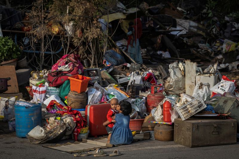 &copy; Reuters. Srishti Devi, de 5 anos, brinca com a irmã de 9 meses em meio a pertences após demolição de casas em favela na Índia
 1/6/2023  REUTERS/Adnan Abidi