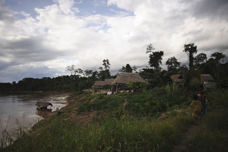 &copy; Reuters. FOTO DE ARCHIVO-Vista de la aldea indígena ashaninka llamada Nova Floresta, a orillas del río Envira, en el noroccidental estado brasileño de Acre, 16 de marzo de 2014. . REUTERS/Lunae Parracho