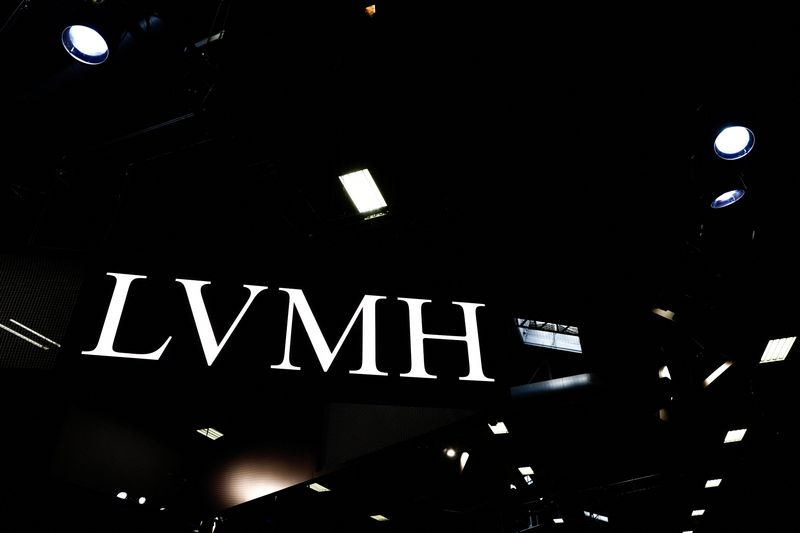 &copy; Reuters. Le logo de LVMH au parc des expositions de la Porte de Versailles à Paris. /Photo prise le 15 juin 2023/REUTERS/Gonzalo Fuentes