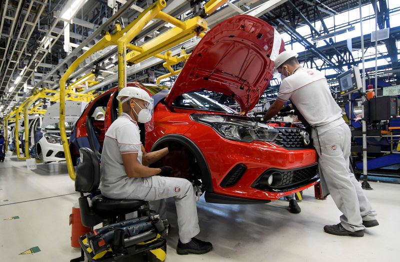 &copy; Reuters. FOTO DE ARCHIVO: Trabajadores de montaje de Fiat Chrysler Automobiles construyen un Argo 2020, en medio de la propagación de la enfermedad del coronavirus (COVID-19), en la planta de montaje en Betim, cerca de Belo Horizonte, Brasil. 20 de mayo, 2020. RE