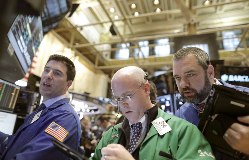 &copy; Reuters. Photo de traders à New York. /Photo prise le 15 janvier 2016 à New York, Etats-Unis/REUTERS/Brendan McDermid