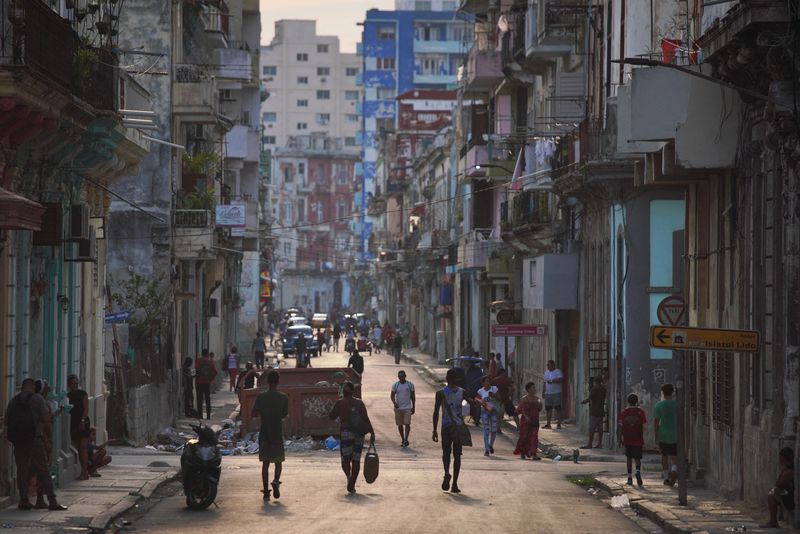 &copy; Reuters. Pessoas caminham em rua no centro de Havana
14/04/2023
REUTERS/Alexandre Meneghini