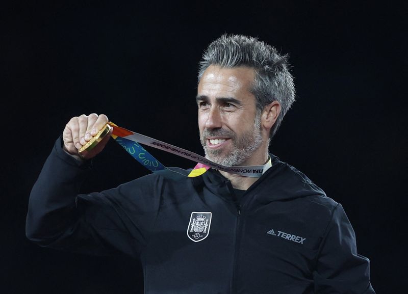 &copy; Reuters. Jorge Vilda, técnico da seleção feminina da Espanha na Copa do Mundo disputada na Austrália e na Nova Zelândia, mostra medalha de ouro após espanholas vencerem inglesas na final do torneio
20/08/2023 REUTERS/Amanda Perobelli