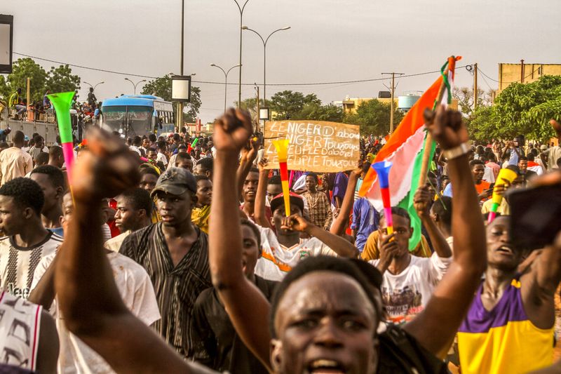 &copy; Reuters. Photo de partisans de la junte nigérienne participant à une manifestation devant une base de l'armée française à Niamey. /Photo prise le 11 août 2023/REUTERS/Mahamadou Hamidou