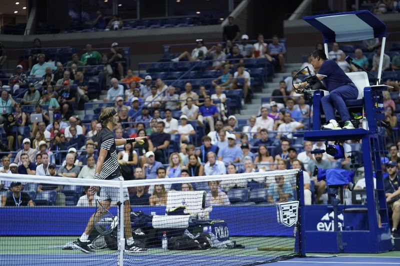 &copy; Reuters. Zverev aponta para espectador que posteriormente foi retirado de quadra no Aberto dos EUA
04/09/2023
Danielle Parhizkaran-USA TODAY Sports