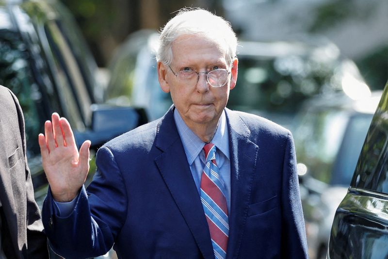 © Reuters. U.S. Senate Minority Leader Mitch McConnell (R-KY) waves as he leaves his Washington house to return to work at the U.S. Senate, less than a week after he froze for more than 30 seconds while speaking to reporters at an event in his home state of Kentucky, in Washington, U.S., September 5, 2023.  REUTERS/Jonathan Ernst