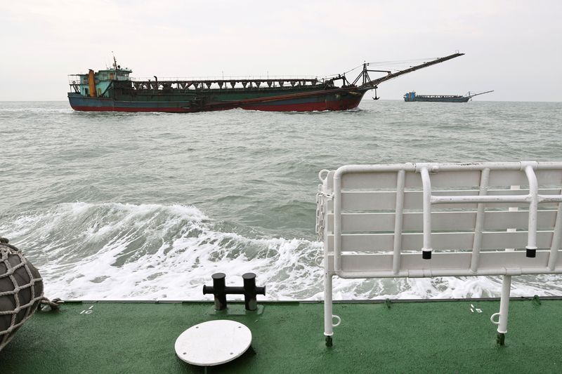 &copy; Reuters. Barcos que fazem dragagem de areia são vistos de embarcação da Guarda Costeira de Taiwan
28/01/2021
REUTERS/Ann Wang